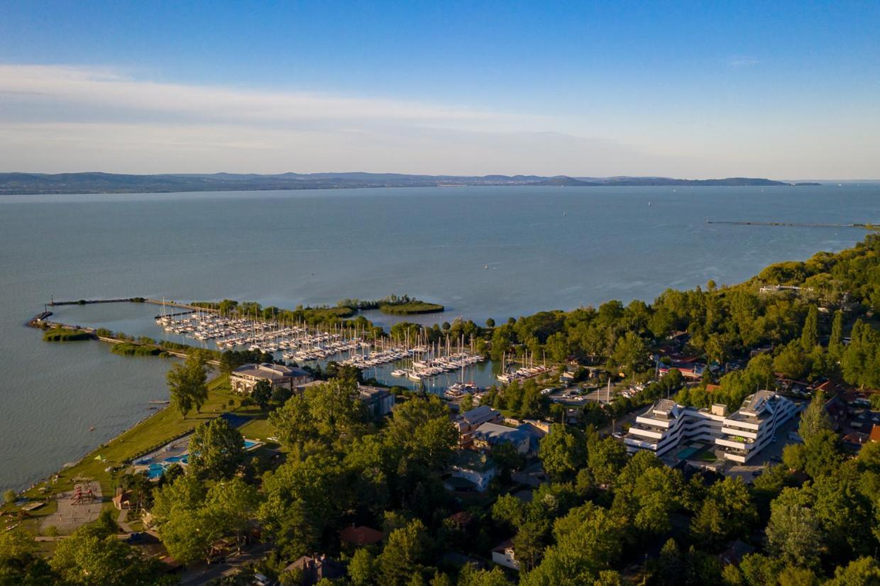 Marina Apartman Hotel Balatonszárszó Екстериор снимка