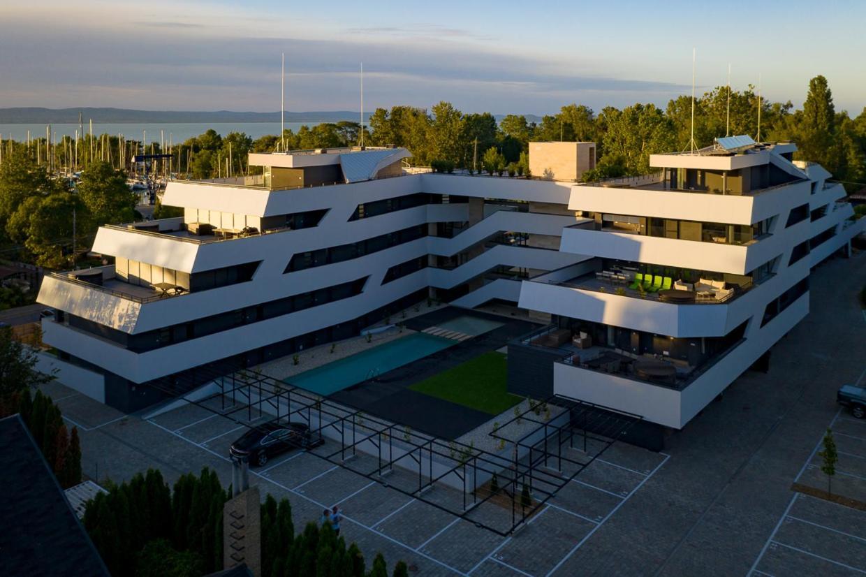 Marina Apartman Hotel Balatonszárszó Екстериор снимка